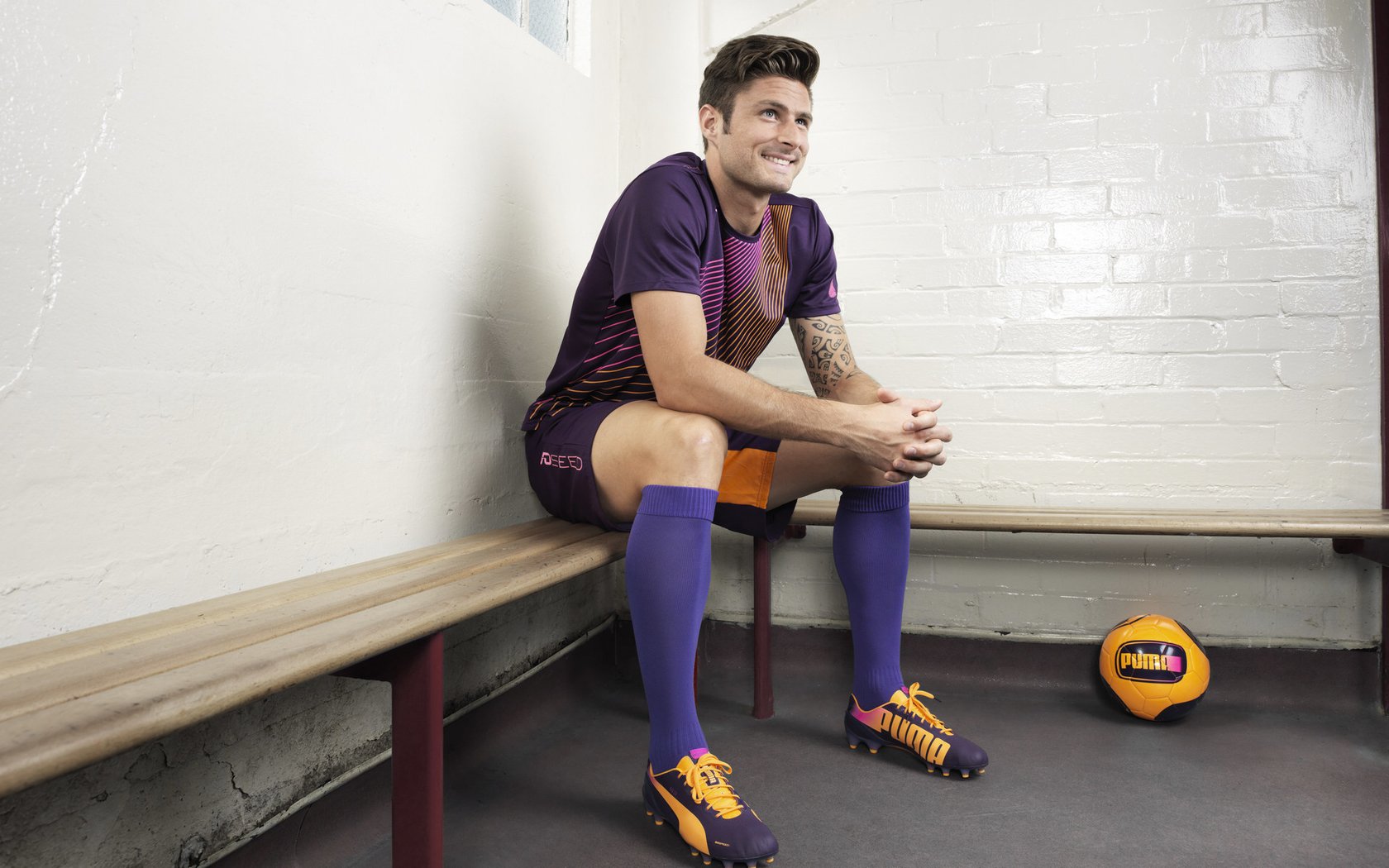 b体育在线平台-英格兰球迷街头狂欢庆祝奖牌，英格兰获胜球迷狂欢